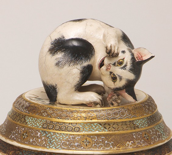 今月の逸品（6月）のご紹介「眞葛焼　高浮彫牡丹に眠猫覚醒蓋付水指（まくずやき　たかうきぼりぼたんにねむりねこかくせいふたつきみずさし）」