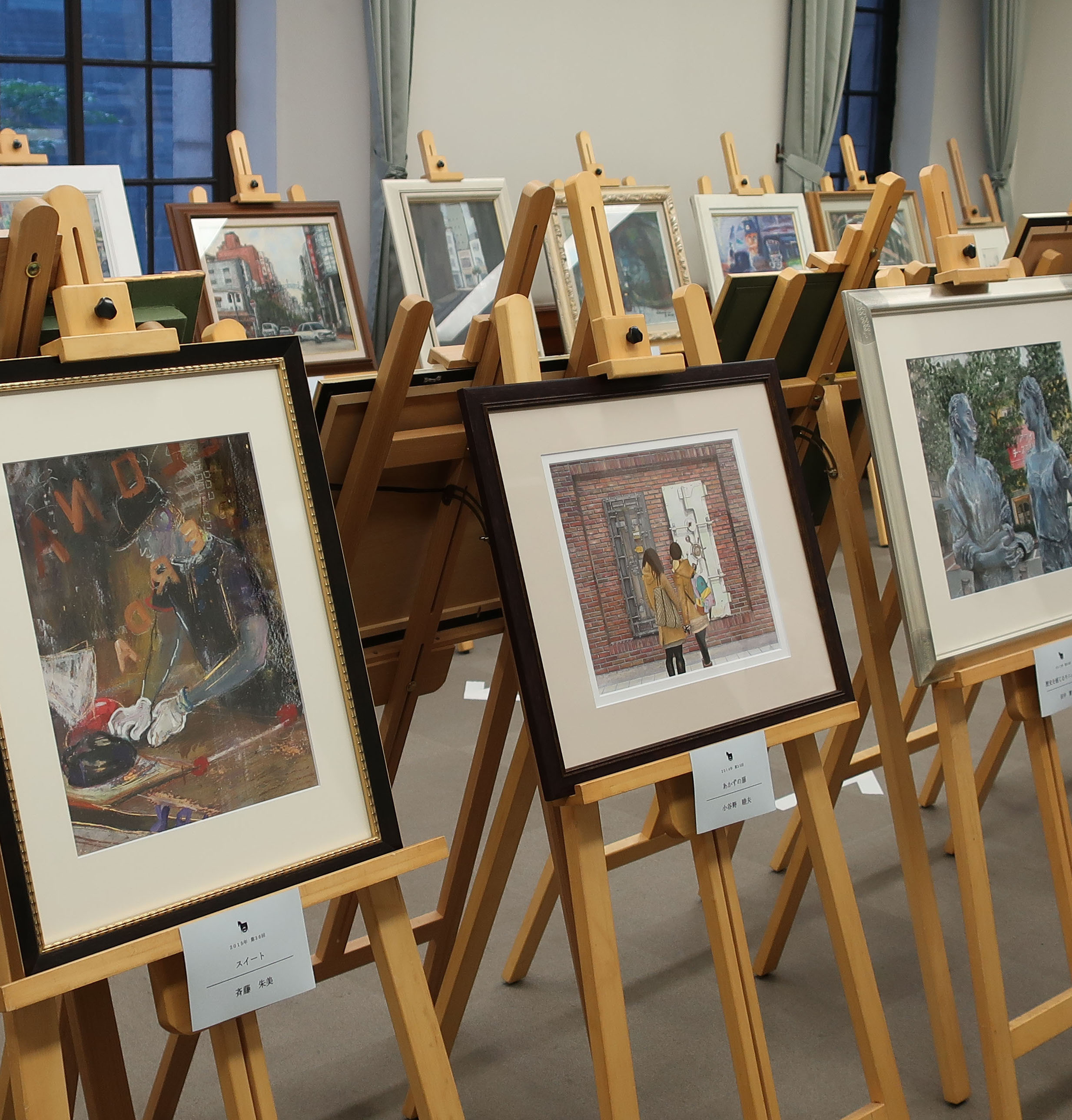 11月5日（木）まで当館1階会議室で「馬車道を描く日曜画家展　歴代金賞作品展」を開催中です。